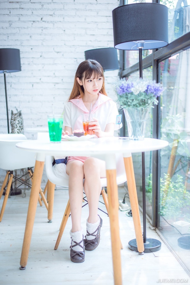 就这么望著吧，直到把浮世望成眼睫上的尘埃。如果，子夜想醉，有什么比叹息更畅怀的?子夜想歌，有什么比忘川之水更能断愁?——三毛